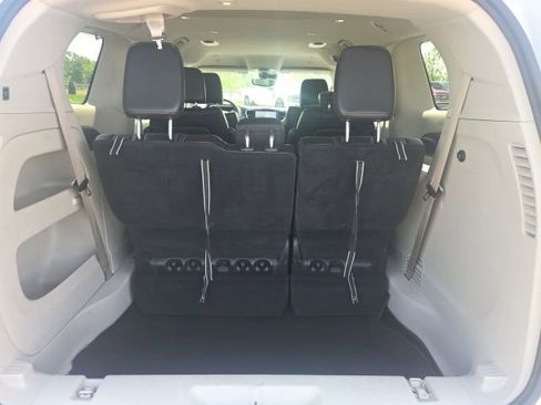 Used 2023 Chrysler Pacifica Touring-L FWD image 11