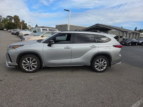 Used 2021 Toyota Highlander XSE FWD image 2