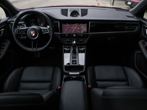 Certified 2025 Porsche Macan AWD/4WD image 33