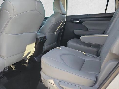 Used 2023 Toyota Highlander XLE image 17