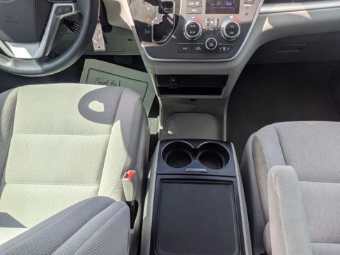 Used 2020 Toyota Sienna LE FWD image 18