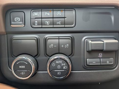 Used 2025 Chevrolet Tahoe High Country image 33