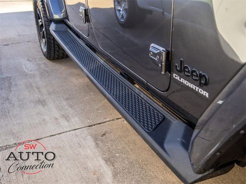 Used 2021 Jeep Gladiator Overland image 3