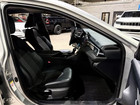Used 2018 Toyota Camry SE FWD image 25