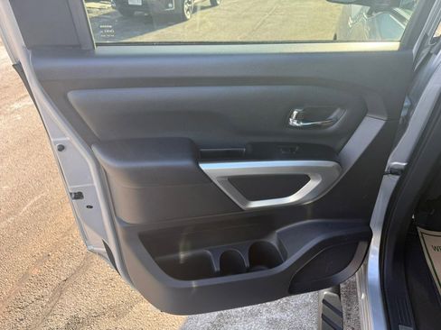 Used 2018 Nissan Titan SV w/ SV Convenience Package image 23