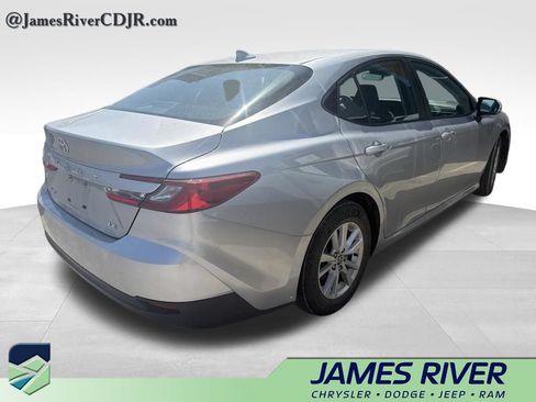 Used 2025 Toyota Camry LE FWD image 5