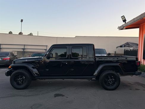 Used 2025 Jeep Gladiator Sport AWD/4WD image 5