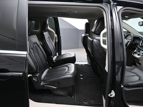 Used 2024 Chrysler Pacifica Touring-L FWD image 21