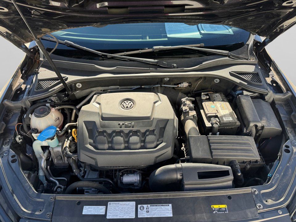 Used 2018 Volkswagen Passat 2.0T R-Line w/ R-Line Lighting Package FWD image 16