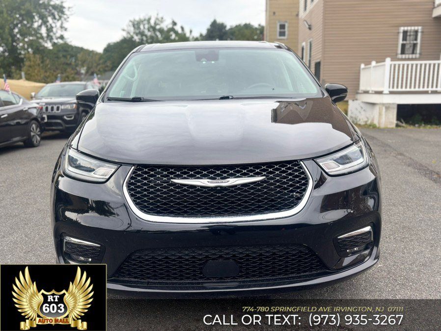 Used 2024 Chrysler Pacifica Touring-L FWD image 2