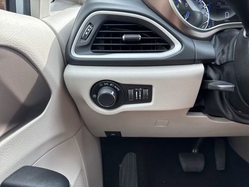 Used 2022 Chrysler Voyager LX FWD image 19