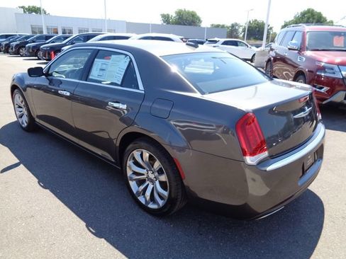 Used 2020 Chrysler 300 Touring w/ Chrome Appearance Package RWD image 10