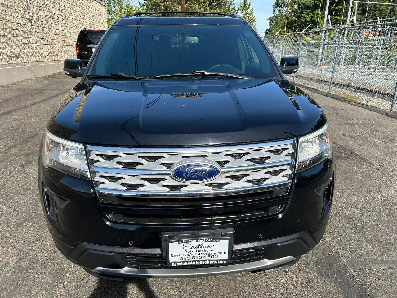 Used 2018 Ford Explorer XLT w/ Equipment Group 202A FWD image 2