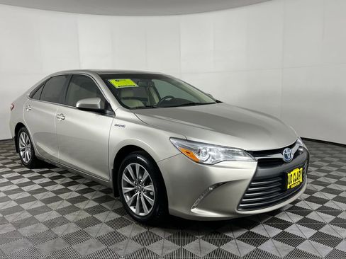 Used 2016 Toyota Camry LE image 3