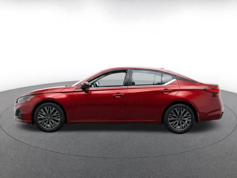 Used 2025 Nissan Altima 2.5 SV FWD image 4