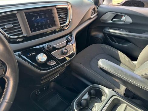 Used 2020 Chrysler Pacifica Touring w/ S Appearance Package image 17