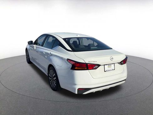 Used 2025 Nissan Altima 2.5 SV FWD image 11