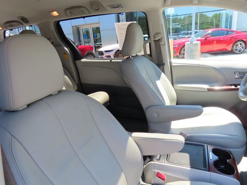 Used 2014 Toyota Sienna XLE FWD image 35