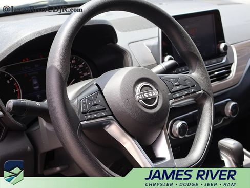Used 2025 Nissan Altima 2.5 SV FWD image 24