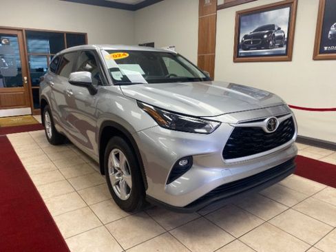 Used 2024 Toyota Highlander LE image 7