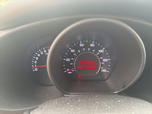 Used 2016 Kia Soul + image 10