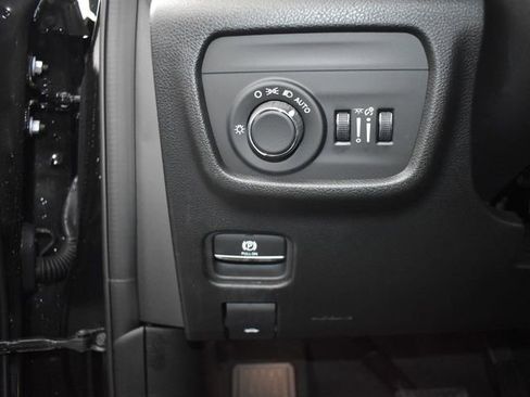 New 2025 Jeep Grand Cherokee Altitude image 14