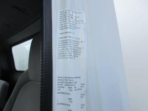 Used 2018 Isuzu NPR RWD image 16