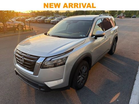 Used 2025 Nissan Pathfinder SV FWD image 1