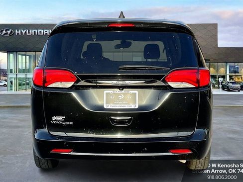 Used 2023 Chrysler Voyager LX image 4