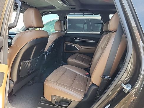 Used 2021 Kia Telluride SX w/ SX Prestige Package image 3
