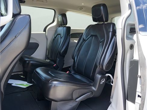 Used 2024 Chrysler Pacifica Touring-L FWD image 12