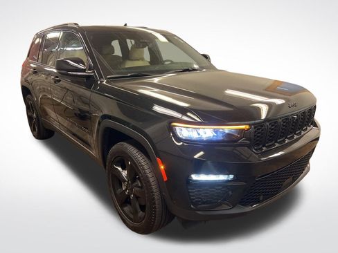 Used 2025 Jeep Grand Cherokee Limited w/ Luxury Tech Group II AWD/4WD image 9