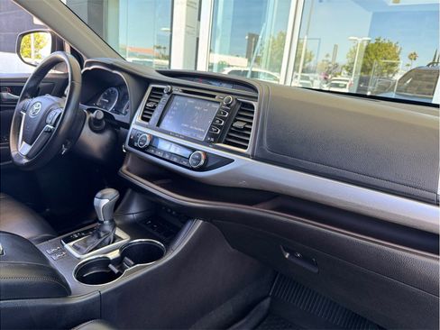 Used 2017 Toyota Highlander XLE FWD image 24