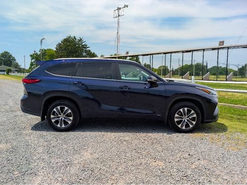 Used 2023 Toyota Highlander XLE AWD/4WD image 4