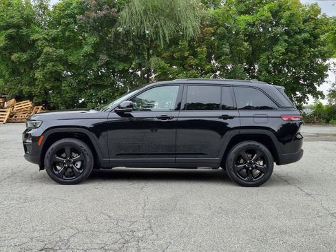 Used 2023 Jeep Grand Cherokee Limited w/ Black Appearance Package AWD/4WD image 9