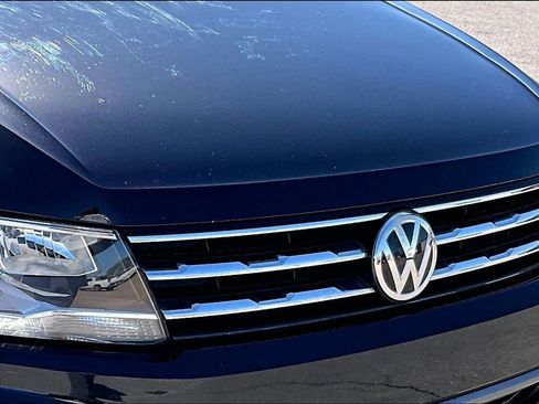 Used 2018 Volkswagen Tiguan SE w/ Panoramic Sunroof Package image 28