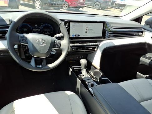 Used 2025 Toyota Camry XLE AWD/4WD image 6