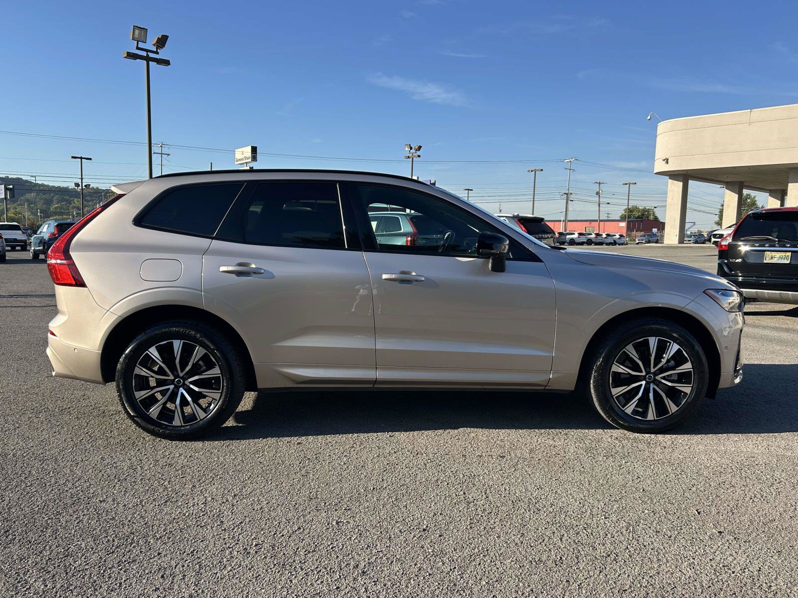 Certified 2024 Volvo XC60 B5 Plus AWD/4WD image 8