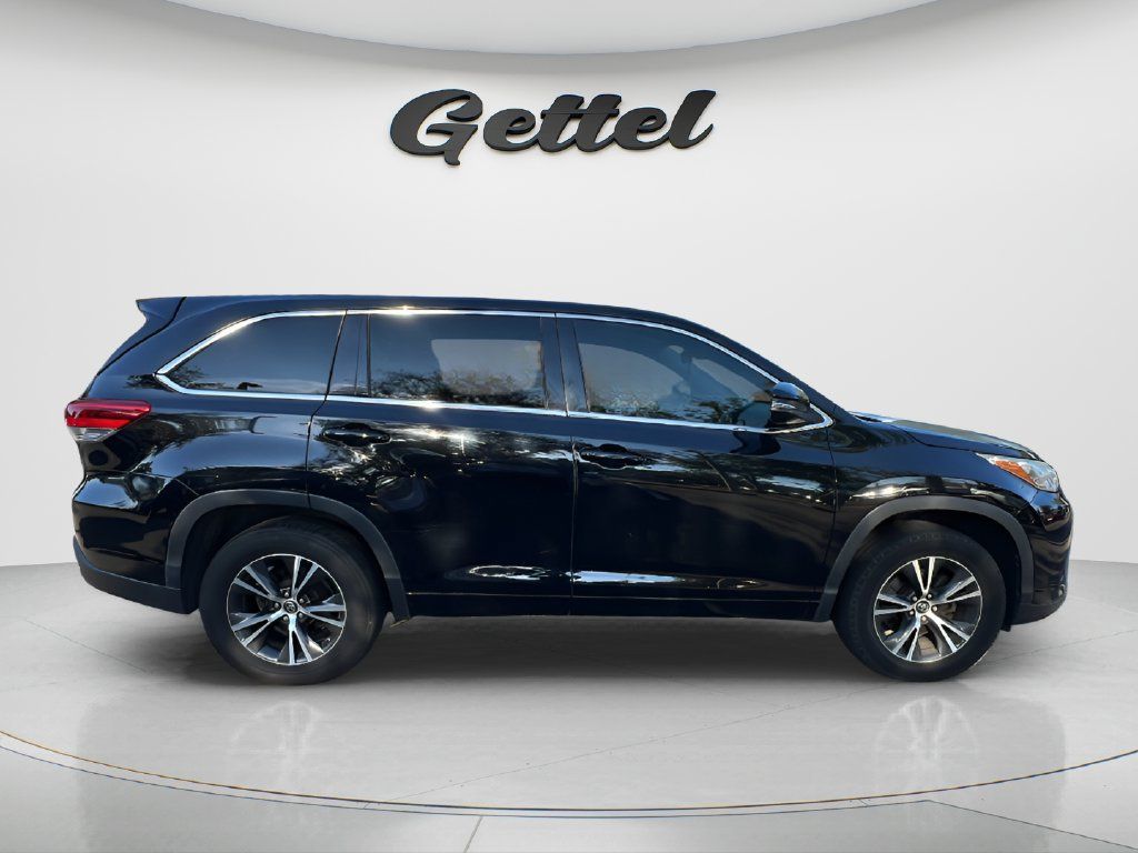 Used 2017 Toyota Highlander Plus FWD image 4