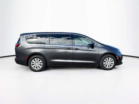 Used 2020 Chrysler Voyager L image 8