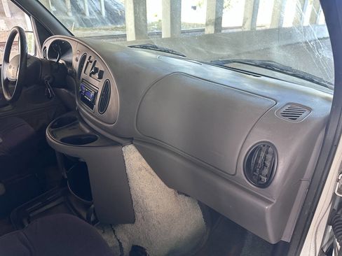 Used 1999 Ford E-150 and Econoline 150 image 11