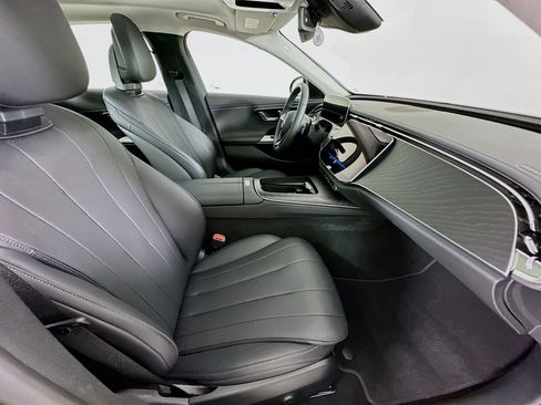 Used 2025 Mercedes-Benz E 350 Sedan image 29