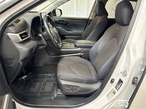 Used 2023 Toyota Highlander LE image 10