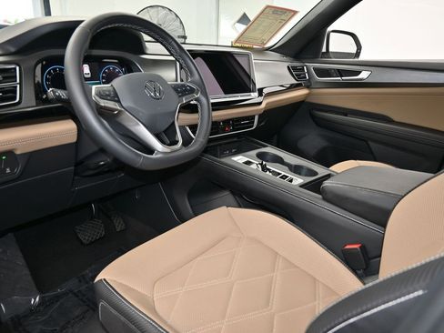 Used 2024 Volkswagen Atlas Cross Sport SE image 12