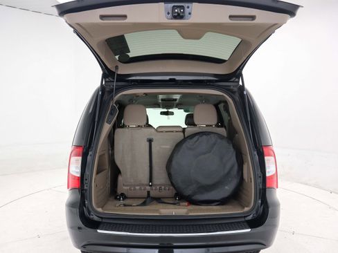 Used 2014 Chrysler Town & Country Touring image 11