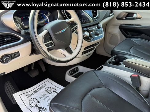Used 2018 Chrysler Pacifica Limited w/ Advanced Safetytec Group FWD image 25