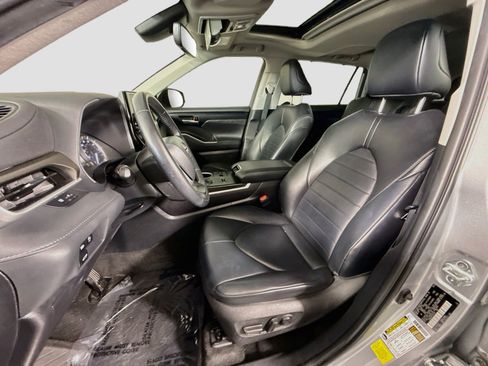 Used 2023 Toyota Highlander XLE FWD image 22
