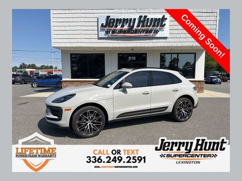 Used 2022 Porsche Macan AWD/4WD image 1