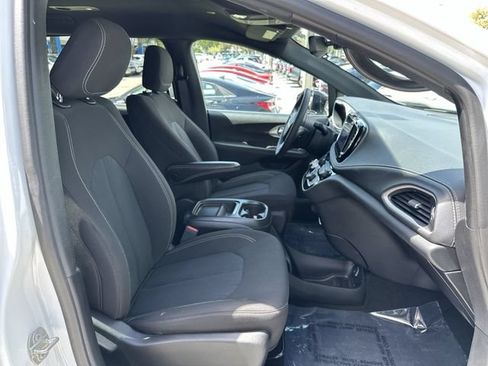 Used 2024 Chrysler Pacifica Touring FWD image 29