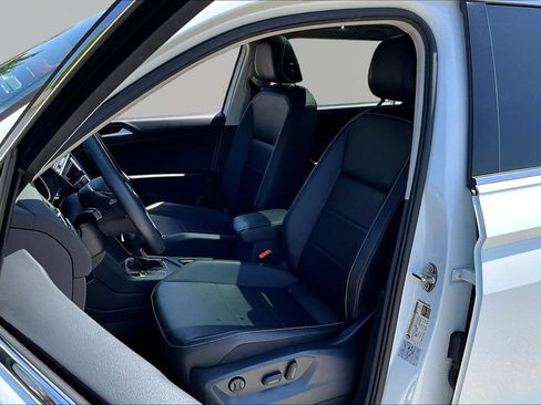 Used 2021 Volkswagen Tiguan SE w/ Panoramic Sunroof Package FWD image 22